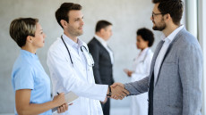 Ärztlicher_Direktor_Handschlag_Doktor 